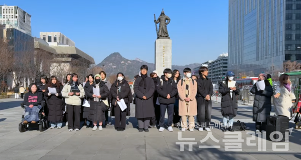 10일 오전 서울 광화문 광장에서 열린 '민주주의와 인권의 후퇴를 막는 청소년 시국선언' 기자회견'. 사진=김동길 기자