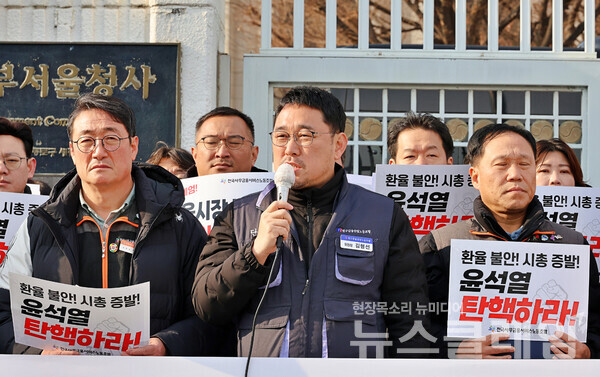 11일 오전 금융위원회 앞에서 열린 '금융안정 보장 위한 정부 입장 촉구 기자회견'. 사진=금융노조