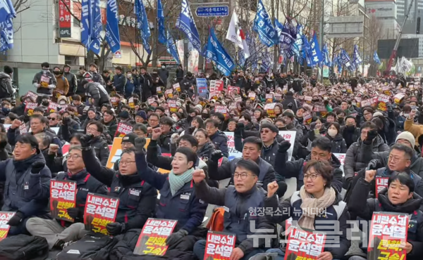 12일 오후 서울 중구 세종대로에서 열린 '내란주범 윤석열 즉각 탄핵구속, 내란동조 국민의힘 해체, 노동자 시민대회'. 사진=민주노총