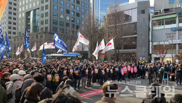12일 오후 서울 중구 세종대로에서 열린 '내란주범 윤석열 즉각 탄핵구속, 내란동조 국민의힘 해체, 노동자 시민대회'. 사진=민주노총