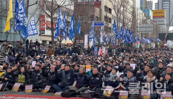 12일 오후 서울 중구 세종대로에서 열린 '내란주범 윤석열 즉각 탄핵구속, 내란동조 국민의힘 해체, 노동자 시민대회'. 사진=민주노총