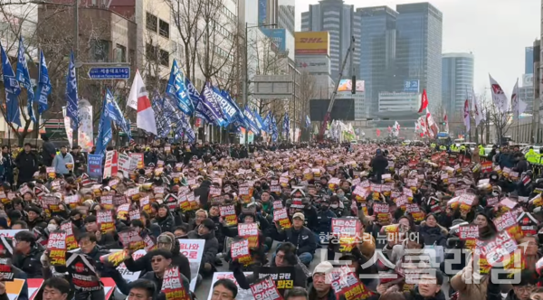 12일 오후 서울 중구 세종대로에서 열린 '내란주범 윤석열 즉각 탄핵구속, 내란동조 국민의힘 해체, 노동자 시민대회'. 사진=민주노총