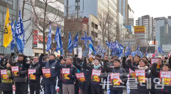 12일 오후 서울 중구 세종대로에서 열린 '내란주범 윤석열 즉각 탄핵구속, 내란동조 국민의힘 해체, 노동자 시민대회'. 사진=민주노총
