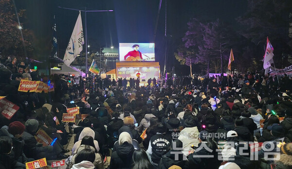 지난 주말 서울 여의도 국회 앞에서 윤석열 탄핵을 촉구하는 촛불집회가 열렸다. 사진=박명규 기자