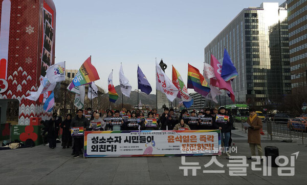 13일 오전 서울 광화문광장 이순신 동상 앞에서 진행된 '윤석열 퇴진 시국선언 기자회견'. 사진=언니네트워크