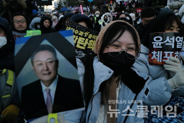 14일 내란수괴 윤석열의 탄핵소추안이 국회를 통과했다. 시민들은 영하의 체감기온에도 거리로 나와 탄핵찬성을 목놓아 외쳤다. 그 여정의 순간들을 사진으로 기록한다. 최인기 빈민운동가