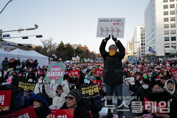 14일 내란수괴 윤석열의 탄핵소추안이 국회를 통과했다. 시민들은 영하의 체감기온에도 거리로 나와 탄핵찬성을 목놓아 외쳤다. 그 여정의 순간들을 사진으로 기록한다. 최인기 빈민운동가