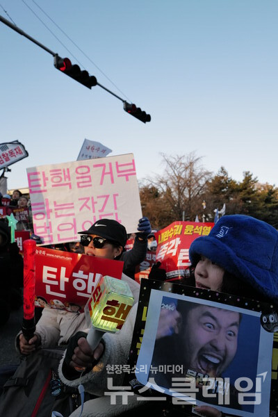 14일 내란수괴 윤석열의 탄핵소추안이 국회를 통과했다. 시민들은 영하의 체감기온에도 거리로 나와 탄핵찬성을 목놓아 외쳤다. 그 여정의 순간들을 사진으로 기록한다. 최인기 빈민운동가