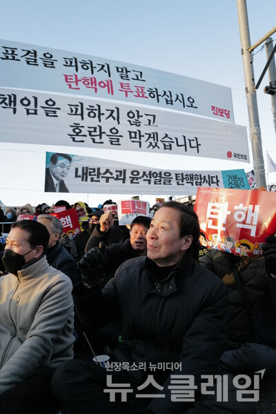 14일 내란수괴 윤석열의 탄핵소추안이 국회를 통과했다. 시민들은 영하의 체감기온에도 거리로 나와 탄핵찬성을 목놓아 외쳤다. 그 여정의 순간들을 사진으로 기록한다. 최인기 빈민운동가