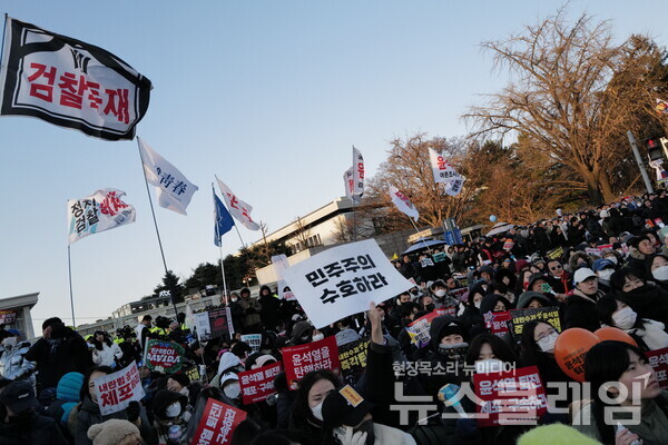 14일 내란수괴 윤석열의 탄핵소추안이 국회를 통과했다. 시민들은 영하의 체감기온에도 거리로 나와 탄핵찬성을 목놓아 외쳤다. 그 여정의 순간들을 사진으로 기록한다. 최인기 빈민운동가