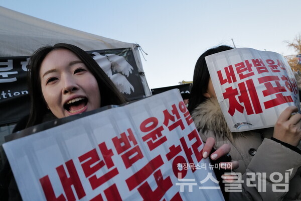14일 내란수괴 윤석열의 탄핵소추안이 국회를 통과했다. 시민들은 영하의 체감기온에도 거리로 나와 탄핵찬성을 목놓아 외쳤다. 그 여정의 순간들을 사진으로 기록한다. 최인기 빈민운동가