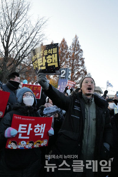 14일 내란수괴 윤석열의 탄핵소추안이 국회를 통과했다. 시민들은 영하의 체감기온에도 거리로 나와 탄핵찬성을 목놓아 외쳤다. 그 여정의 순간들을 사진으로 기록한다. 최인기 빈민운동가
