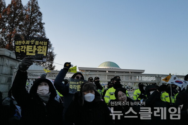 14일 내란수괴 윤석열의 탄핵소추안이 국회를 통과했다. 시민들은 영하의 체감기온에도 거리로 나와 탄핵찬성을 목놓아 외쳤다. 그 여정의 순간들을 사진으로 기록한다. 최인기 빈민운동가