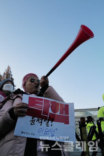 14일 내란수괴 윤석열의 탄핵소추안이 국회를 통과했다. 시민들은 영하의 체감기온에도 거리로 나와 탄핵찬성을 목놓아 외쳤다. 그 여정의 순간들을 사진으로 기록한다. 최인기 빈민운동가