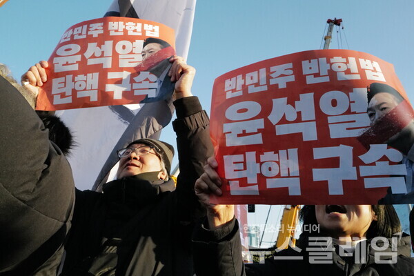 14일 내란수괴 윤석열의 탄핵소추안이 국회를 통과했다. 시민들은 영하의 체감기온에도 거리로 나와 탄핵찬성을 목놓아 외쳤다. 그 여정의 순간들을 사진으로 기록한다. 최인기 빈민운동가