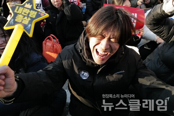 14일 내란수괴 윤석열의 탄핵소추안이 국회를 통과했다. 시민들은 영하의 체감기온에도 거리로 나와 탄핵찬성을 목놓아 외쳤다. 그 여정의 순간들을 사진으로 기록한다. 최인기 빈민운동가