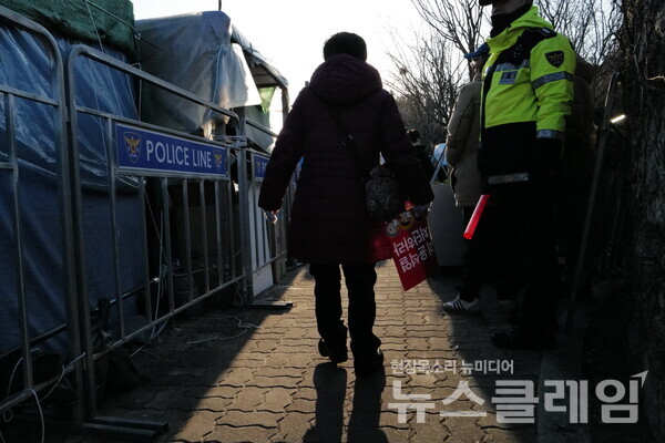 14일 내란수괴 윤석열의 탄핵소추안이 국회를 통과했다. 시민들은 영하의 체감기온에도 거리로 나와 탄핵찬성을 목놓아 외쳤다. 그 여정의 순간들을 사진으로 기록한다. 최인기 빈민운동가