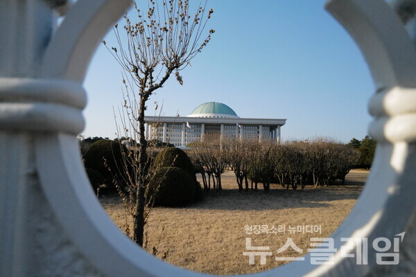 14일 내란수괴 윤석열의 탄핵소추안이 국회를 통과했다. 시민들은 영하의 체감기온에도 거리로 나와 탄핵찬성을 목놓아 외쳤다. 그 여정의 순간들을 사진으로 기록한다. 최인기 빈민운동가