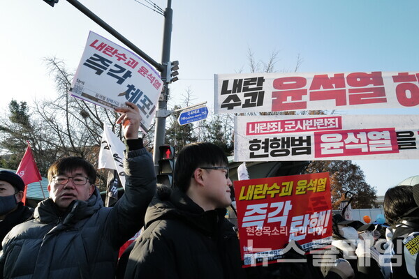 14일 내란수괴 윤석열의 탄핵소추안이 국회를 통과했다. 시민들은 영하의 체감기온에도 거리로 나와 탄핵찬성을 목놓아 외쳤다. 그 여정의 순간들을 사진으로 기록한다. 최인기 빈민운동가