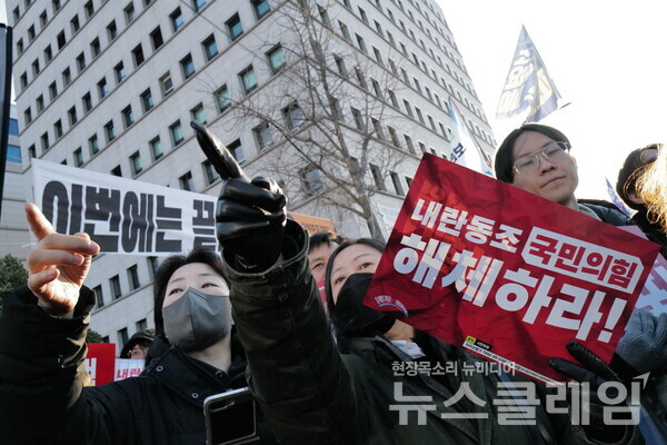 14일 내란수괴 윤석열의 탄핵소추안이 국회를 통과했다. 시민들은 영하의 체감기온에도 거리로 나와 탄핵찬성을 목놓아 외쳤다. 그 여정의 순간들을 사진으로 기록한다. 최인기 빈민운동가