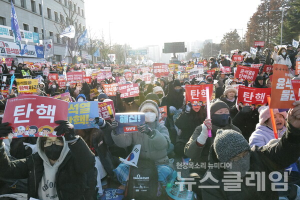 14일 내란수괴 윤석열의 탄핵소추안이 국회를 통과했다. 시민들은 영하의 체감기온에도 거리로 나와 탄핵찬성을 목놓아 외쳤다. 그 여정의 순간들을 사진으로 기록한다. 최인기 빈민운동가