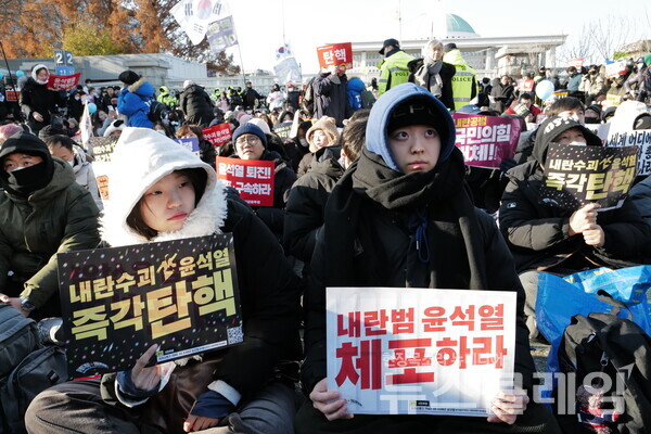 14일 내란수괴 윤석열의 탄핵소추안이 국회를 통과했다. 시민들은 영하의 체감기온에도 거리로 나와 탄핵찬성을 목놓아 외쳤다. 그 여정의 순간들을 사진으로 기록한다. 최인기 빈민운동가