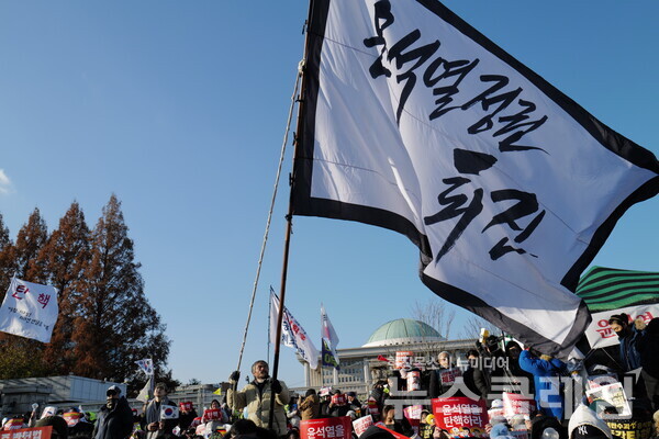 14일 내란수괴 윤석열의 탄핵소추안이 국회를 통과했다. 시민들은 영하의 체감기온에도 거리로 나와 탄핵찬성을 목놓아 외쳤다. 그 여정의 순간들을 사진으로 기록한다. 최인기 빈민운동가