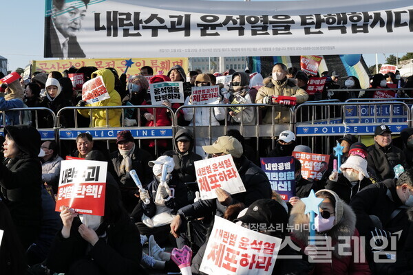 14일 내란수괴 윤석열의 탄핵소추안이 국회를 통과했다. 시민들은 영하의 체감기온에도 거리로 나와 탄핵찬성을 목놓아 외쳤다. 그 여정의 순간들을 사진으로 기록한다. 최인기 빈민운동가