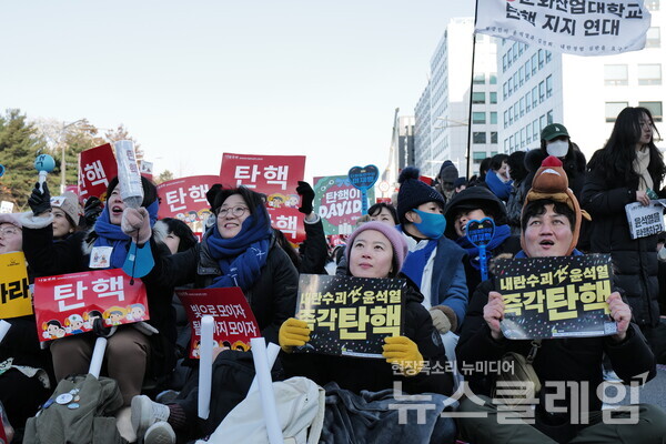 14일 내란수괴 윤석열의 탄핵소추안이 국회를 통과했다. 시민들은 영하의 체감기온에도 거리로 나와 탄핵찬성을 목놓아 외쳤다. 그 여정의 순간들을 사진으로 기록한다. 최인기 빈민운동가