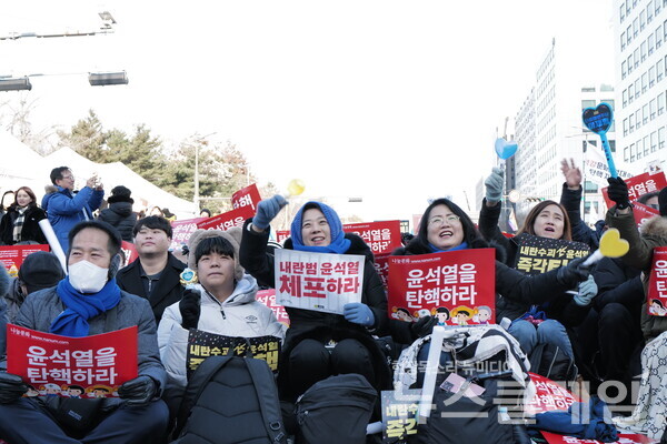 14일 내란수괴 윤석열의 탄핵소추안이 국회를 통과했다. 시민들은 영하의 체감기온에도 거리로 나와 탄핵찬성을 목놓아 외쳤다. 그 여정의 순간들을 사진으로 기록한다. 최인기 빈민운동가
