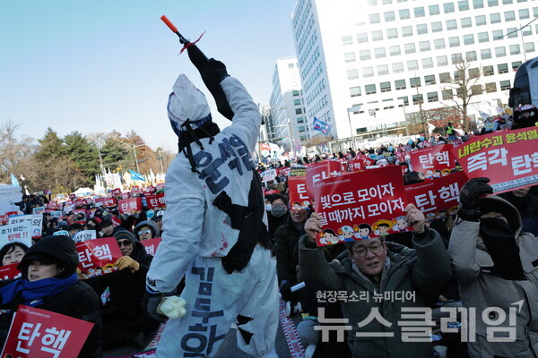 14일 내란수괴 윤석열의 탄핵소추안이 국회를 통과했다. 시민들은 영하의 체감기온에도 거리로 나와 탄핵찬성을 목놓아 외쳤다. 그 여정의 순간들을 사진으로 기록한다. 최인기 빈민운동가