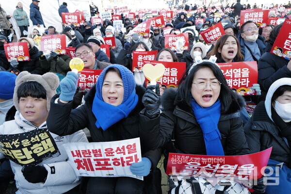 14일 내란수괴 윤석열의 탄핵소추안이 국회를 통과했다. 시민들은 영하의 체감기온에도 거리로 나와 탄핵찬성을 목놓아 외쳤다. 그 여정의 순간들을 사진으로 기록한다. 최인기 빈민운동가