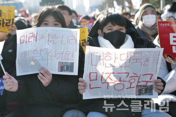 14일 내란수괴 윤석열의 탄핵소추안이 국회를 통과했다. 시민들은 영하의 체감기온에도 거리로 나와 탄핵찬성을 목놓아 외쳤다. 그 여정의 순간들을 사진으로 기록한다. 최인기 빈민운동가