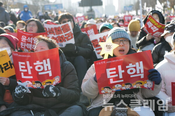14일 내란수괴 윤석열의 탄핵소추안이 국회를 통과했다. 시민들은 영하의 체감기온에도 거리로 나와 탄핵찬성을 목놓아 외쳤다. 그 여정의 순간들을 사진으로 기록한다. 최인기 빈민운동가