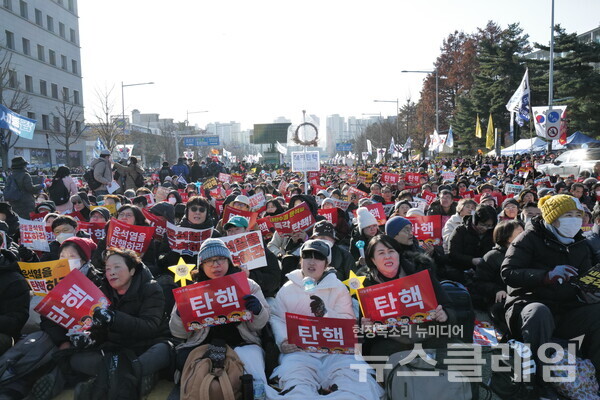 14일 내란수괴 윤석열의 탄핵소추안이 국회를 통과했다. 시민들은 영하의 체감기온에도 거리로 나와 탄핵찬성을 목놓아 외쳤다. 그 여정의 순간들을 사진으로 기록한다. 최인기 빈민운동가