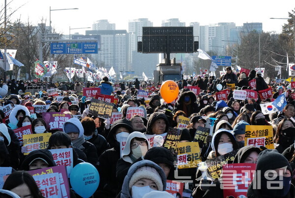 14일 내란수괴 윤석열의 탄핵소추안이 국회를 통과했다. 시민들은 영하의 체감기온에도 거리로 나와 탄핵찬성을 목놓아 외쳤다. 그 여정의 순간들을 사진으로 기록한다. 최인기 빈민운동가
