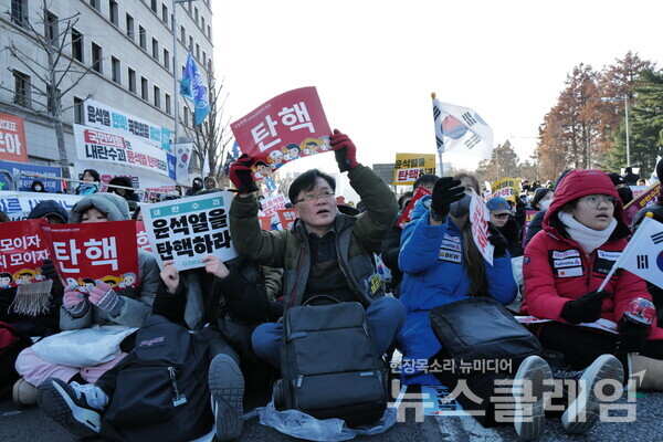 14일 내란수괴 윤석열의 탄핵소추안이 국회를 통과했다. 시민들은 영하의 체감기온에도 거리로 나와 탄핵찬성을 목놓아 외쳤다. 그 여정의 순간들을 사진으로 기록한다. 최인기 빈민운동가