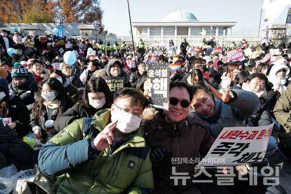 14일 내란수괴 윤석열의 탄핵소추안이 국회를 통과했다. 시민들은 영하의 체감기온에도 거리로 나와 탄핵찬성을 목놓아 외쳤다. 그 여정의 순간들을 사진으로 기록한다. 최인기 빈민운동가