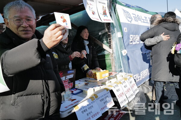 14일 내란수괴 윤석열의 탄핵소추안이 국회를 통과했다. 시민들은 영하의 체감기온에도 거리로 나와 탄핵찬성을 목놓아 외쳤다. 그 여정의 순간들을 사진으로 기록한다. 최인기 빈민운동가