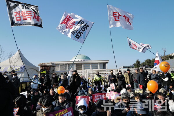 14일 내란수괴 윤석열의 탄핵소추안이 국회를 통과했다. 시민들은 영하의 체감기온에도 거리로 나와 탄핵찬성을 목놓아 외쳤다. 그 여정의 순간들을 사진으로 기록한다. 최인기 빈민운동가