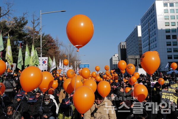 14일 내란수괴 윤석열의 탄핵소추안이 국회를 통과했다. 시민들은 영하의 체감기온에도 거리로 나와 탄핵찬성을 목놓아 외쳤다. 그 여정의 순간들을 사진으로 기록한다. 최인기 빈민운동가
