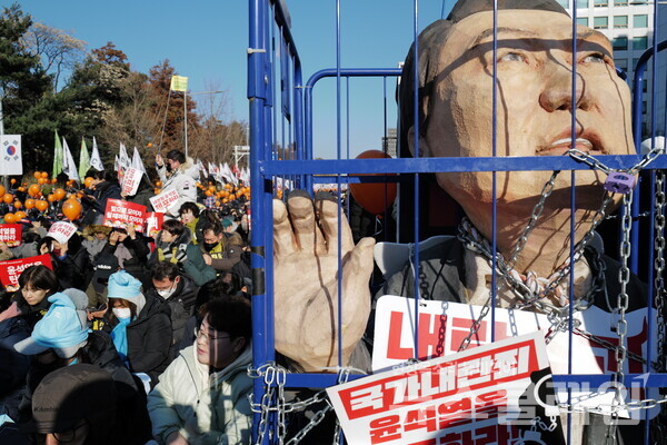 14일 내란수괴 윤석열의 탄핵소추안이 국회를 통과했다. 시민들은 영하의 체감기온에도 거리로 나와 탄핵찬성을 목놓아 외쳤다. 그 여정의 순간들을 사진으로 기록한다. 최인기 빈민운동가