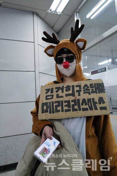 14일 내란수괴 윤석열의 탄핵소추안이 국회를 통과했다. 시민들은 영하의 체감기온에도 거리로 나와 탄핵찬성을 목놓아 외쳤다. 그 여정의 순간들을 사진으로 기록한다. 최인기 빈민운동가