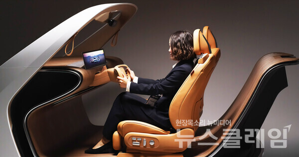 LG전자가 CES 2025에서 공감지능(AI)을 적용한 첨단 모빌리티 기술인 ‘인캐빈 센싱(In-Cabin sensing, 운전자 및 차량 내부 공간 감지)’ 솔루션을 시뮬레이션으로 체험하는 공간을 마련한다. 모델이 콘셉트 차량에서 가상 운전 시뮬레이션을 체험하는 모습. LG전자 제공