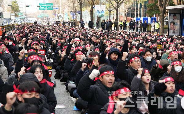 17일 오전 서울 중구 을지로 기업은행 본점 앞에서 개최된 금융산업노조 기업은행지부 총력 투쟁 결의대회. 사진=전국금융산업노동조합
