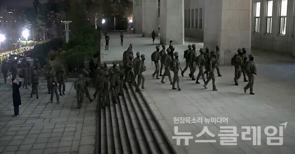 12·3 비상계엄 당시 계엄군이 국회로 난입하는 모습. 사진=국회사무처