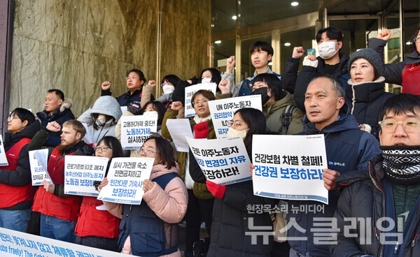 18일 오전 부산출입국사무소 종합민원센터 앞에서 열린 '2024 세계 이주노동자의 날 기자회견'. 사진=민주노총 부산지역본부