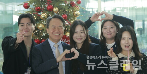 진옥동 신한금융 회장(왼쪽에서 두번째)이 그룹 신입직원들과 기념촬영을 하고 있다. 신한금융그룹 제공