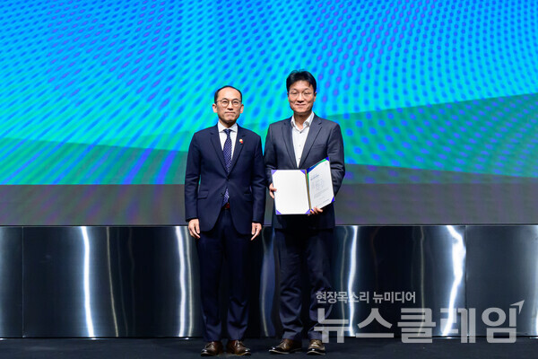 19일 오전 양재 엘타워에서 진행된 AI시대 개인정보 정책 종합 설명회에서 삼성전자 로봇청소기 ‘비스포크 AI 스팀’이 개인정보보호위원회와 한국인터넷진흥원(KISA)가 주관하는 '개인정보보호 중심 설계(PbD)' 인증을 획득했다. (왼쪽부터) 개인정보보호위원회 고학수 위원장, 삼성전자 DA 김덕호 상무. 삼성전자 제공