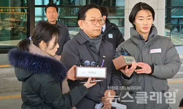 석동현 변호사가 19일 오후 서울 서초구 서울고검 앞에서 윤석열 관련 취재진의 질문에 답하고 있다. 사진=김옥해 기자